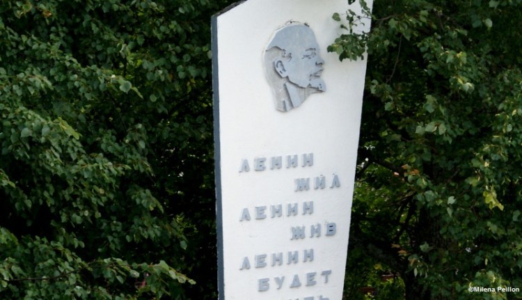 Statut à l'effigie de Lénine dans la campagne Russe. 